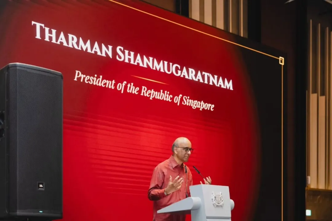 可能是包含下列内容的图片:音箱、讲台和上面的文字是“THARMAN President SHANMUGARATMAM ofthe of the Republic of Singapore T”