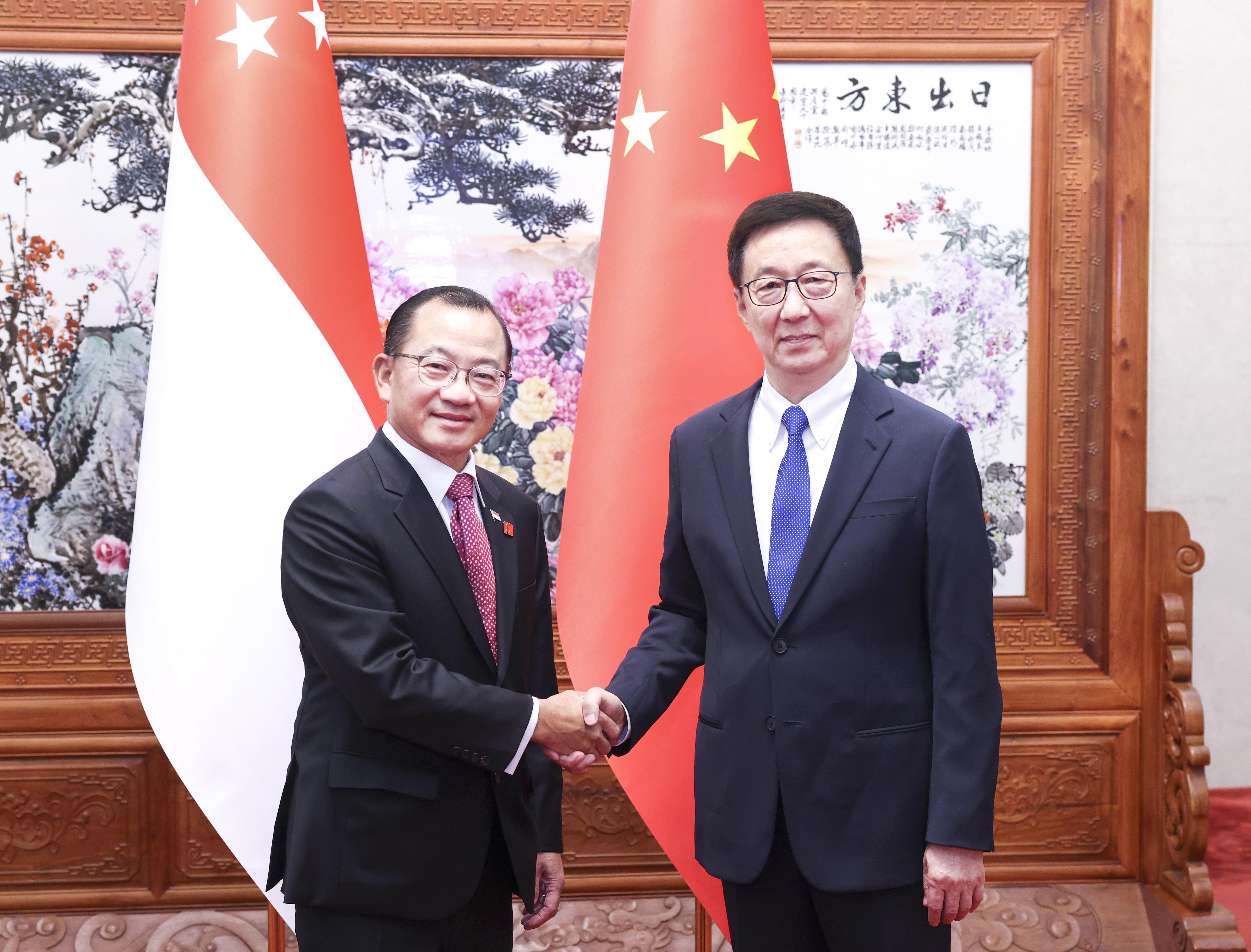 中国国家副主席韩正（右）与我国国会议长谢健平会面时说，新加坡明年担任亚细安轮值主席国，中国将给予全力支持。（新华社）